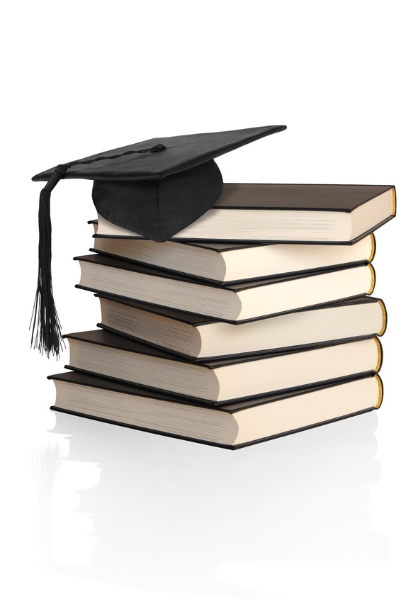 Stapel Buecher mit akademischem Doktorhut als Symbol fuer Coaching & Training