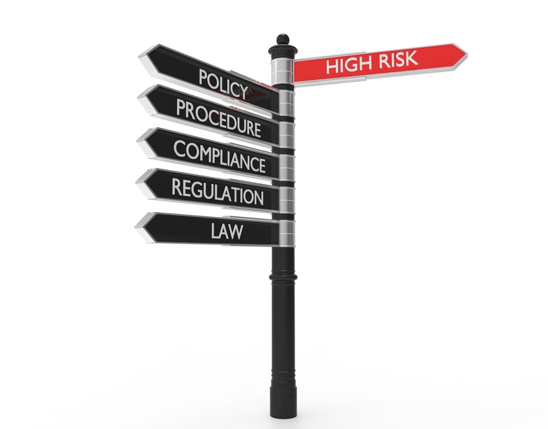 Wegweiser mit Compliance-Themen: Policy, Procedure, Compliance, Regulation, Law und High Risk